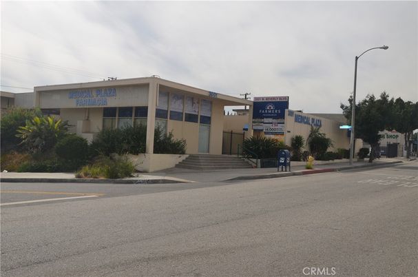Exterior, Facade, Modern