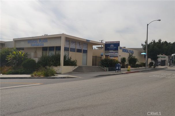 Exterior, Facade, Modern