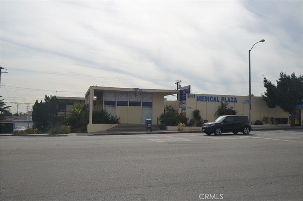 Exterior, Facade, Modern