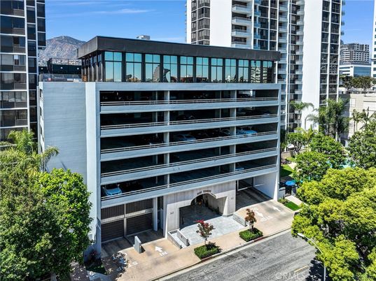 Exterior, Facade, Highrise