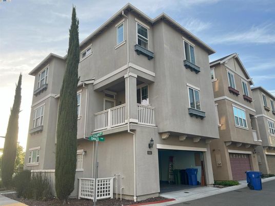 Attached, Exterior, Facade, Rowhouse