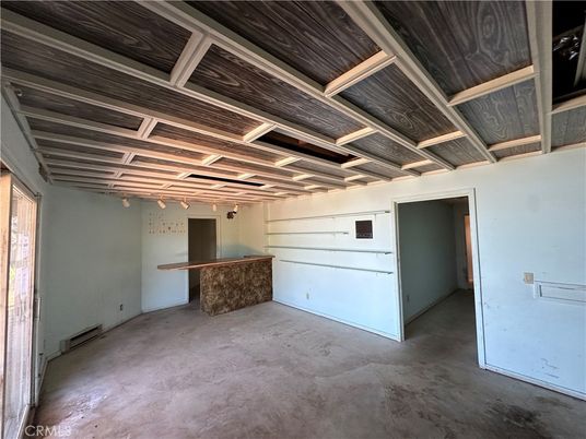 Empty room, Interior