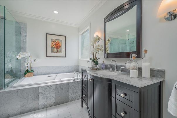 Bathroom, Dual Sink Vanities, Interior, Recessed Lighting