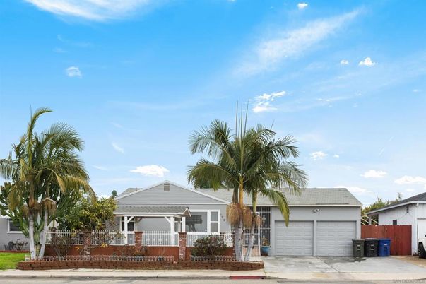 Attached, Exterior, Facade, Ranch