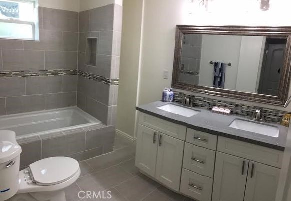 Bathroom, Dual Sink Vanities, Interior