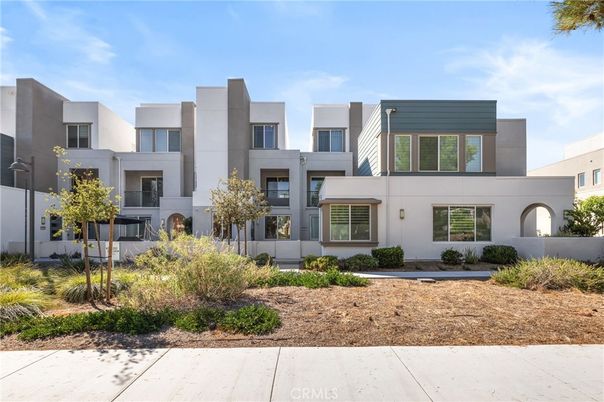 Exterior, Facade, Modern