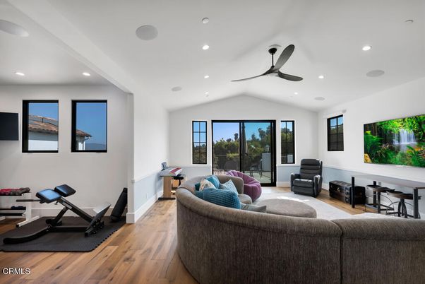 Fitness Equipment, Interior, Living room, Recessed Lighting, Wood Texture Flooring