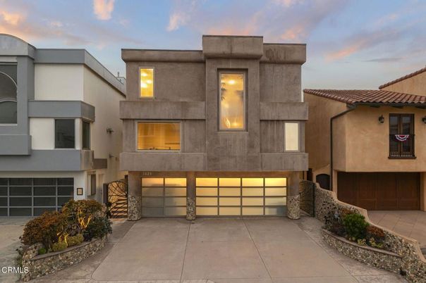 Attached, Exterior, Facade, Modern