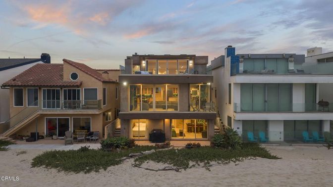 Exterior, Facade, Modern