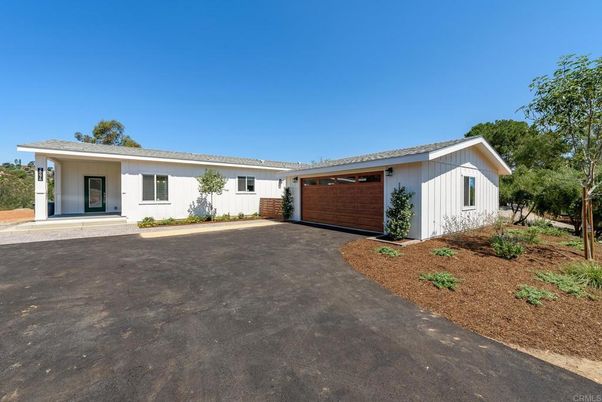 Attached, Exterior, Facade, Ranch
