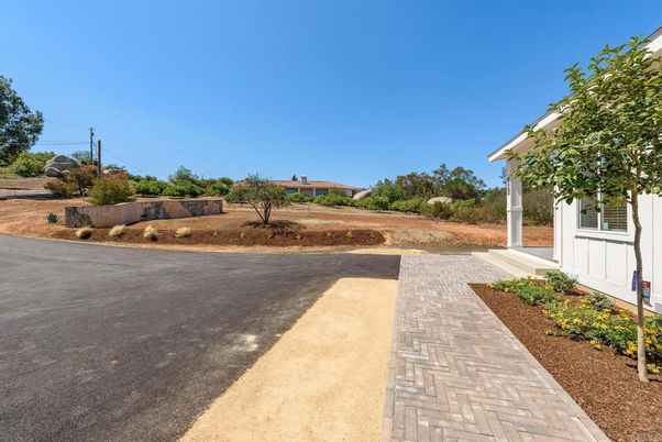 Attached, Exterior, Facade, Ranch
