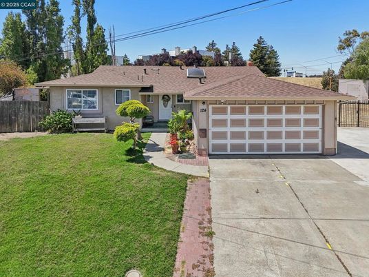 Attached, Exterior, Facade, Ranch