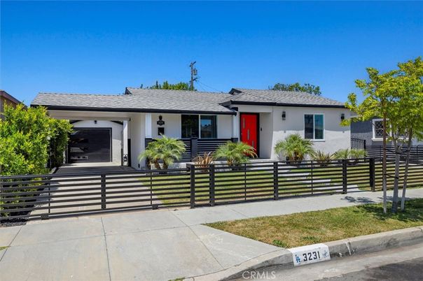 Exterior, Facade, Ranch