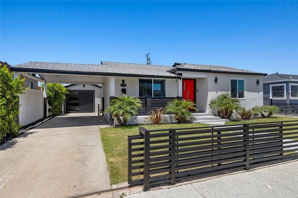 Exterior, Facade, Ranch
