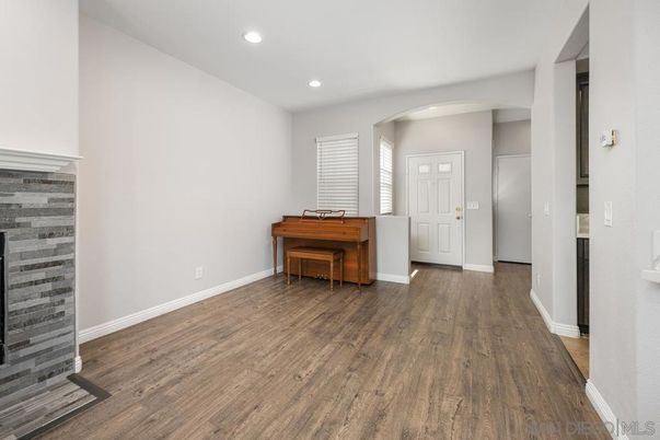 Interior, Piano, Recessed Lighting, Wood Texture Flooring