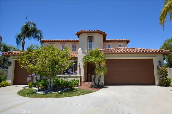 Attached, Exterior, Facade, Mediterranean