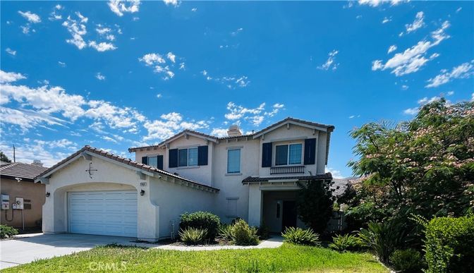 Attached, Exterior, Facade, Mediterranean