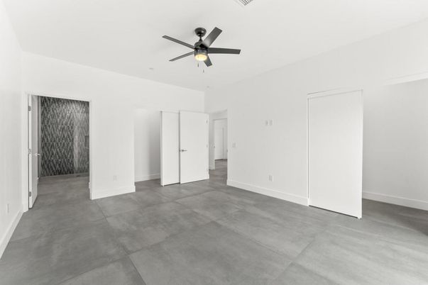 Empty room, Interior