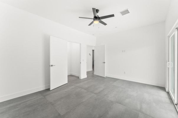 Empty room, Interior