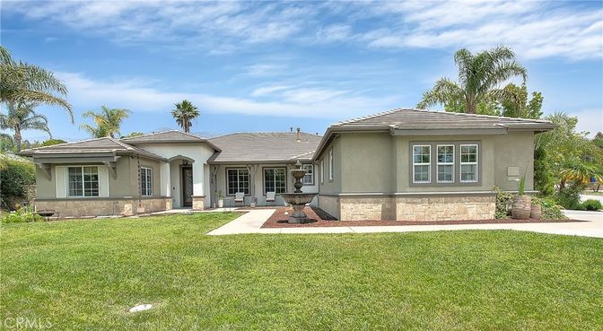 Backyard, Exterior, Facade, Ranch