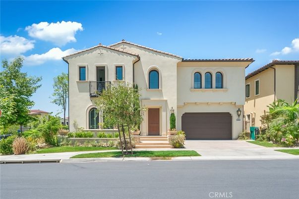 Attached, Exterior, Facade, Mediterranean