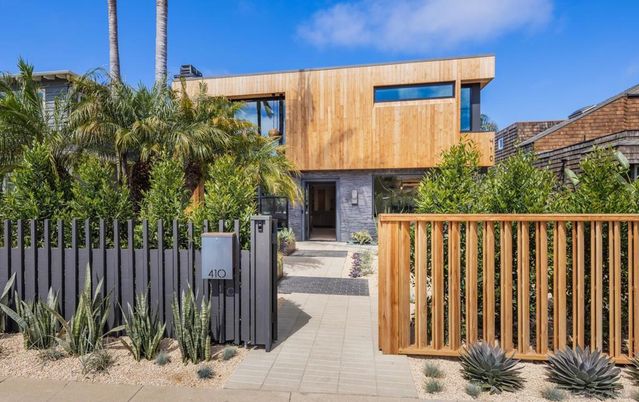 Exterior, Facade, Modern