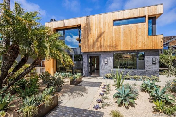 Backyard, Exterior, Facade, Modern