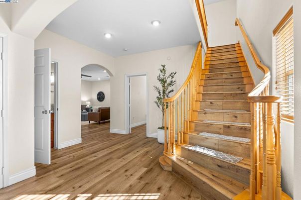 Interior, Recessed Lighting, Wood Texture Flooring