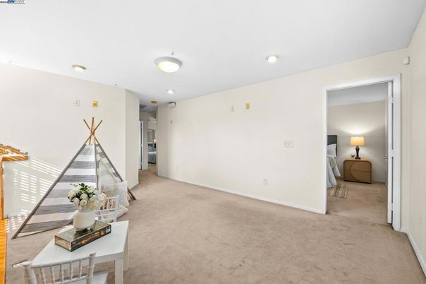 Empty room, Interior, Recessed Lighting