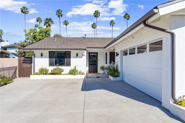 Attached, Exterior, Facade, Ranch