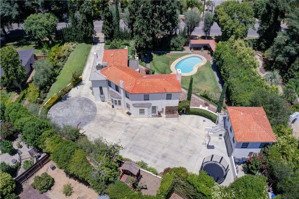 Exterior, Drone