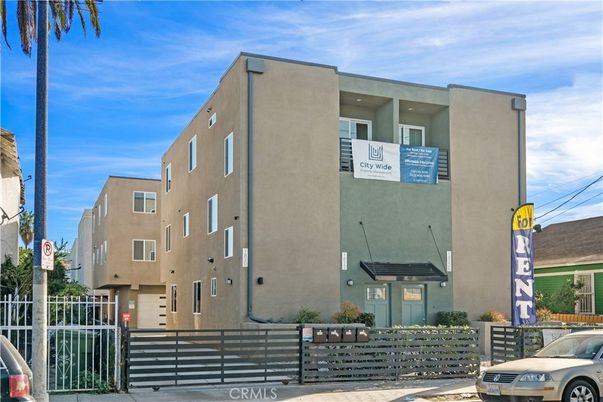 Exterior, Facade, Modern
