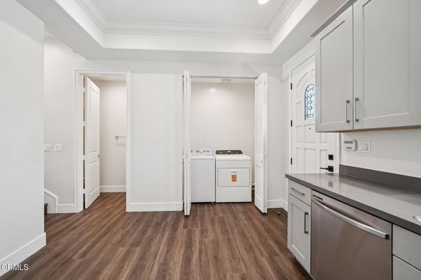 Interior, Recessed Lighting, Washer, Wood Texture Flooring