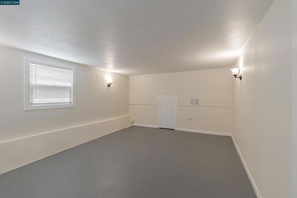 Empty room, Interior