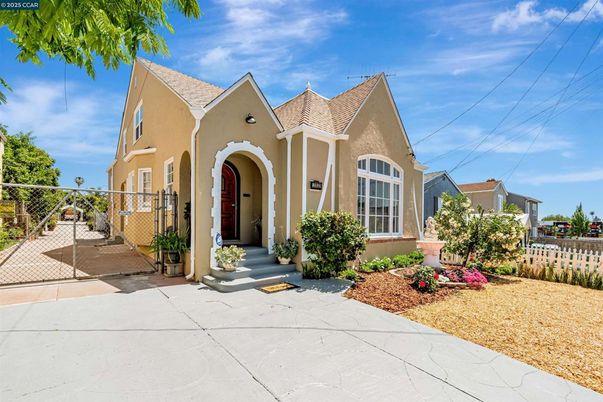Backyard, Exterior, Facade, Queen Anne Victorian