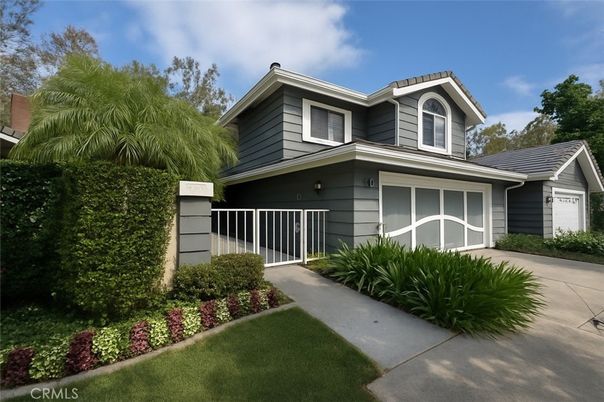 Attached, Exterior, Facade, American Craftsman