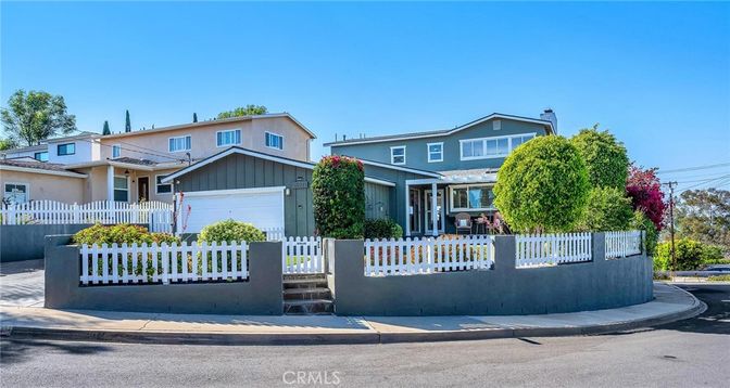 Attached, Exterior, Facade, American Craftsman