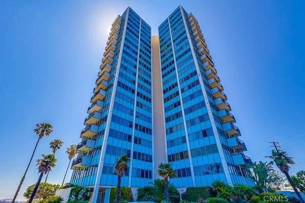Exterior, Facade, Condo Building