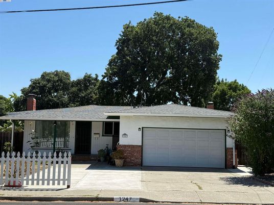 Attached, Exterior, Facade, Ranch