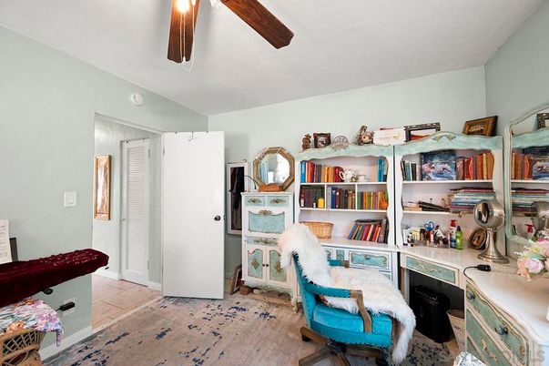 Home Office, Interior