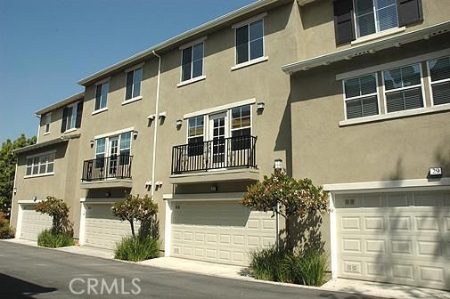 Attached, Exterior, Facade, Rowhouse