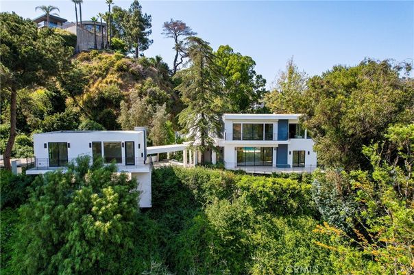 Backyard, Exterior, Facade, Modern