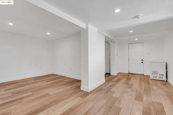Interior, Recessed Lighting, Washer, Wood Texture Flooring