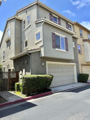 Attached, Exterior, Facade, Mediterranean