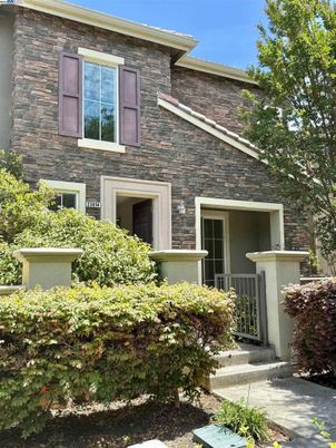 Exterior, Facade, Rowhouse