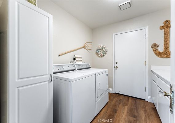 Interior, Washer, Wood Texture Flooring