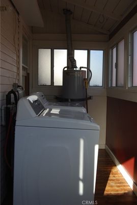 Interior, Washer, Wood Texture Flooring