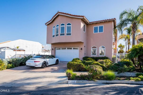 Attached, Exterior, Facade, Mediterranean