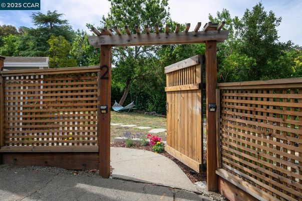 Backyard, Exterior, Facade, Ranch