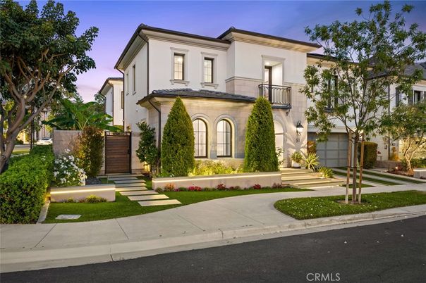 Attached, Exterior, Facade, Mediterranean